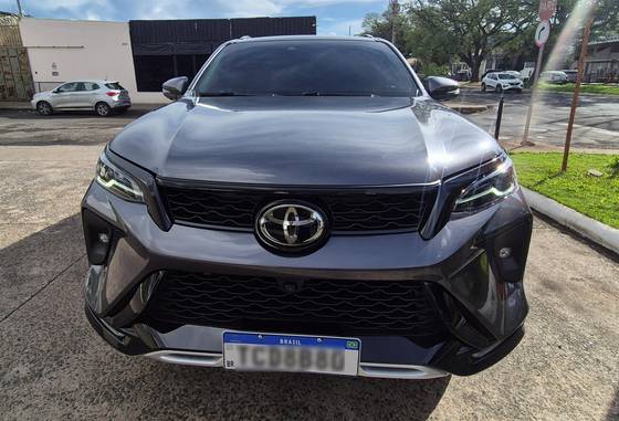 TOYOTA HILUX SW4 2.8 D-4D TURBO DIESEL SRX PLATINUM 7L 4X4 AUTOMÁTICO